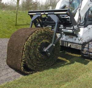 машина полагане тревни чимове бобкат