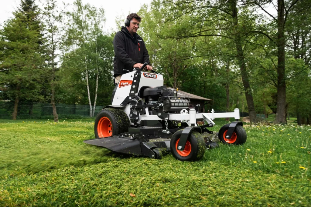 Косачка Bobcat ZS4000 в процес на работа